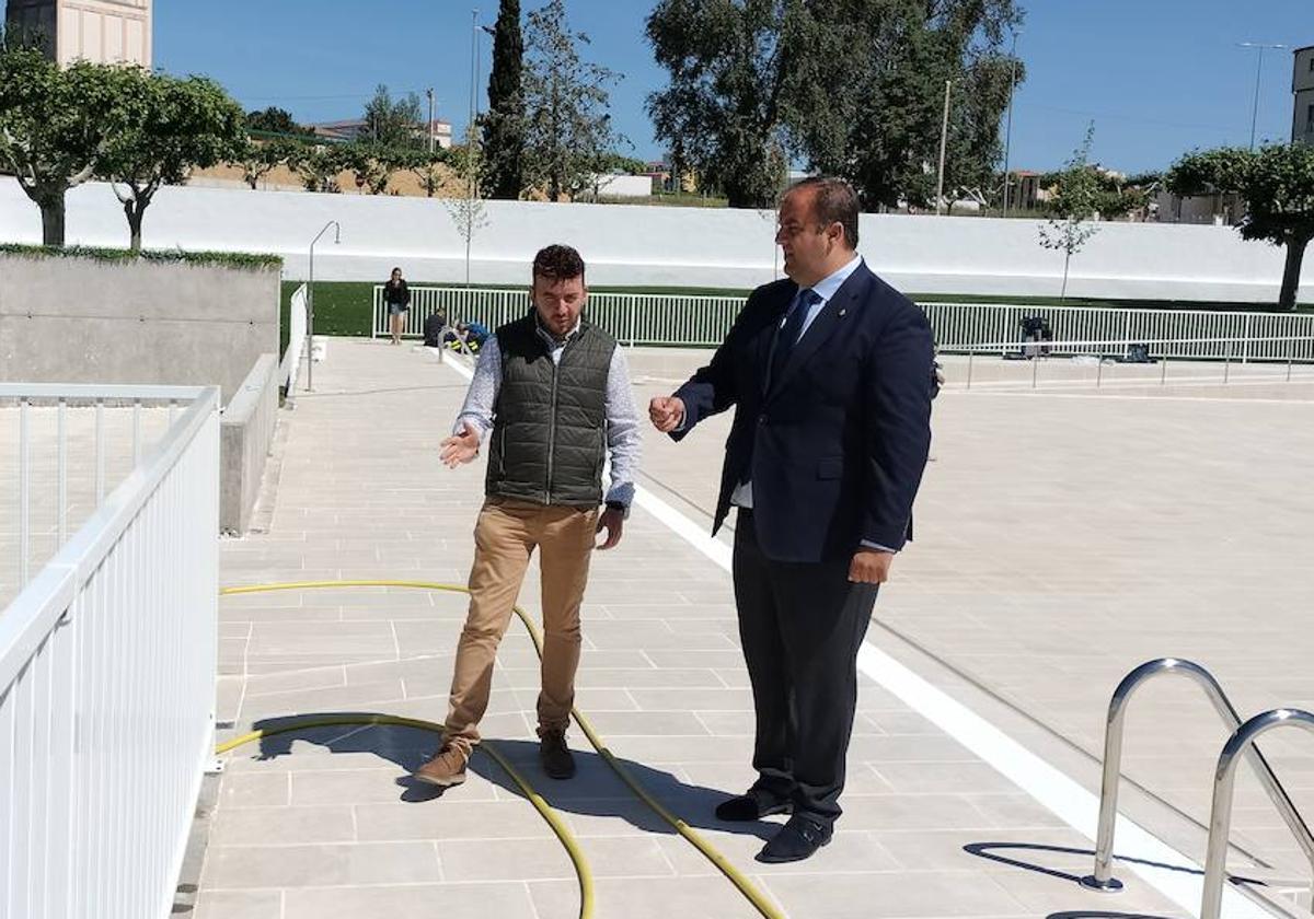 Roberto Hernández Garabaya y Roberto Martín visitaron ayer las piscinas para supervisar el final de los trabajos.