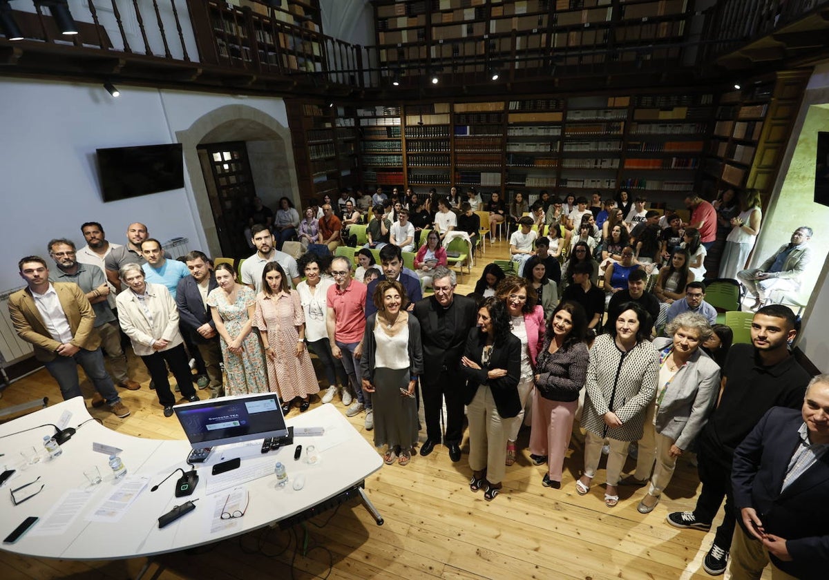 Profesores, escolares y representantes de ONG y de la Universidad Pontificia.