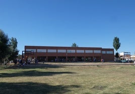 Vista exterior del edificio del CEIP de Villoruela que será adaptado.