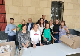 Voluntarias y autoridades, en la Plaza Mayor durante el reparto de los hornazos