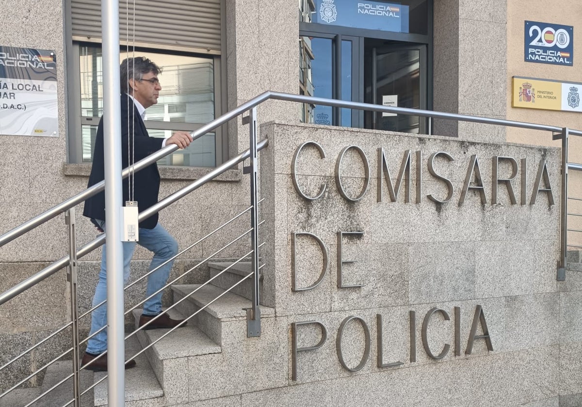 Imagen del alcalde de Béjar accediendo a la Comisaría de la Policía Nacional de Béjar, en la tarde de ayer.