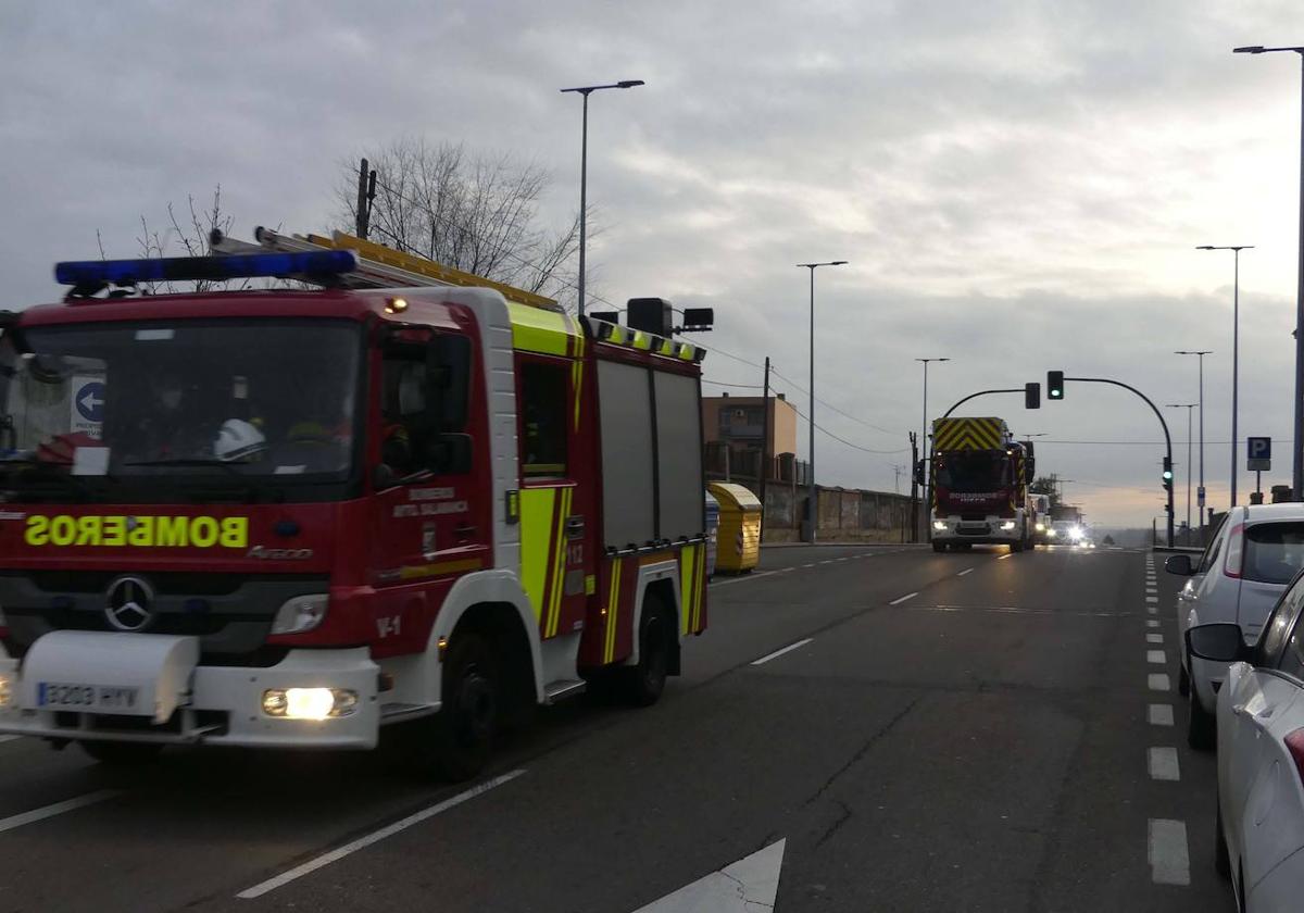 Dos camiones de Bomberos circulan por la capital.