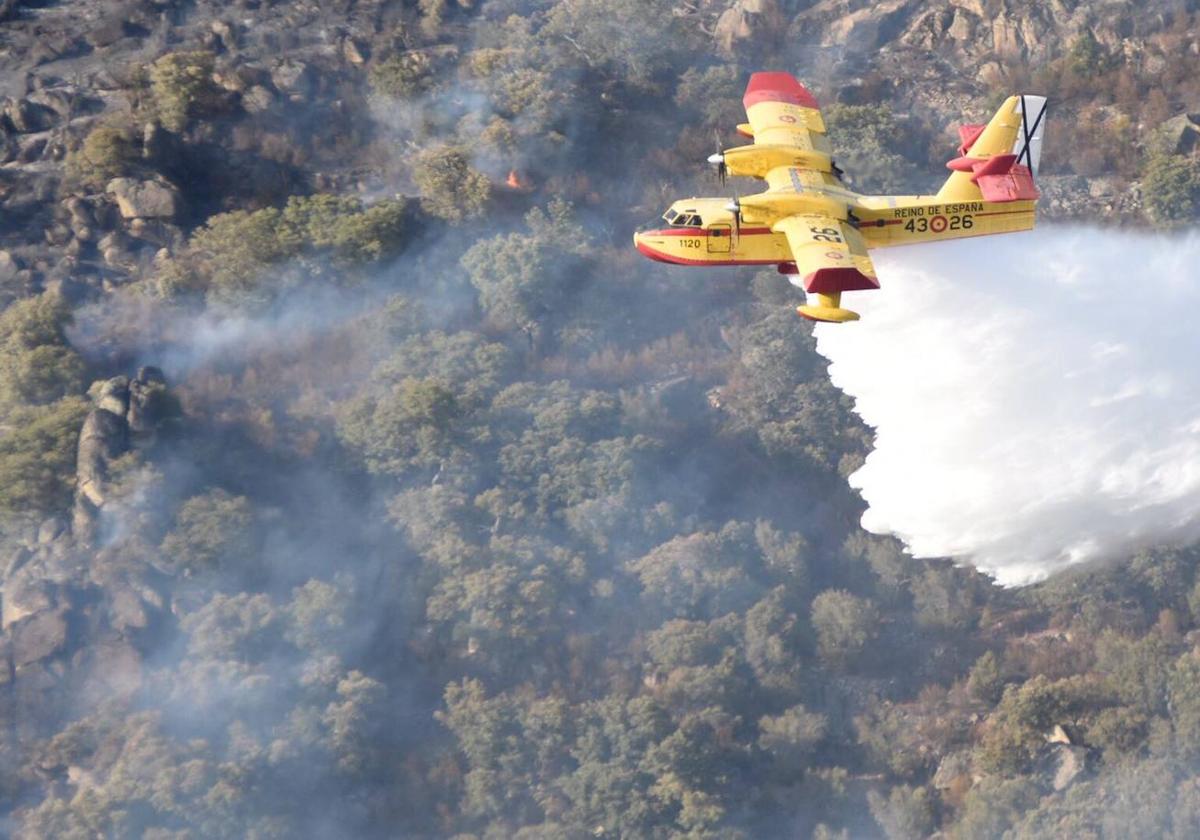 Extinción de un incendio en las Arribes del Duero.