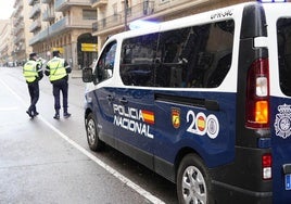 Un coche de la Policía Nacional, en el centro de Salamanca.