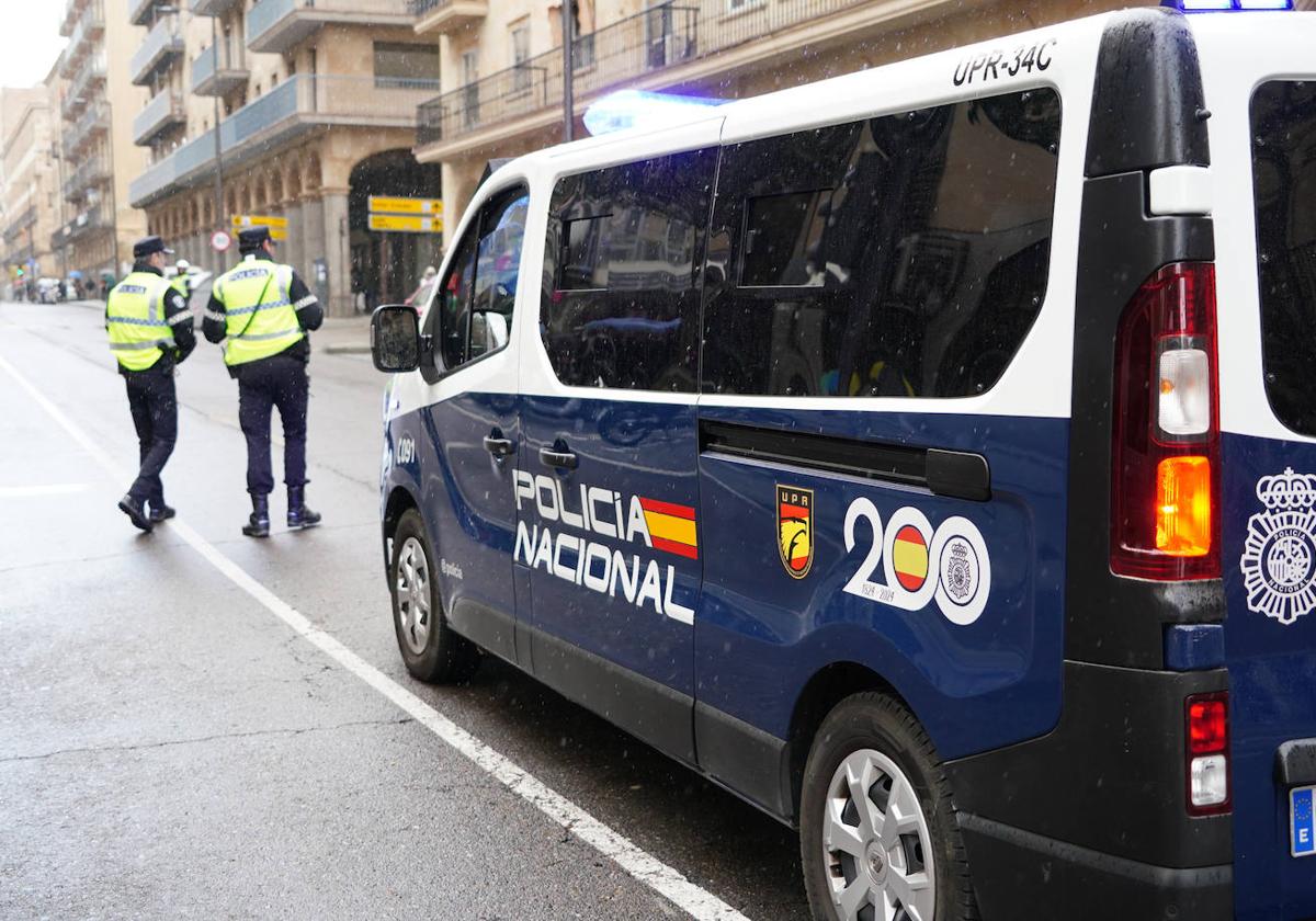 Un coche de la Policía Nacional, en el centro de Salamanca.