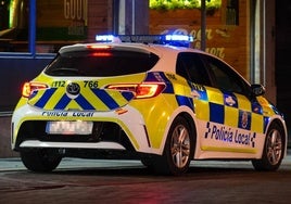 Un coche de la Policía Local de Salamanca, aparcado en una de las calles de la capital.