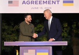 El presidente de EEUU, Joe Biden, y su homólogo de Ucrania, Volodimir Zelenski, tras la firma de un acuerdo de seguridad de diez años de duración durante la cumbre del G7.