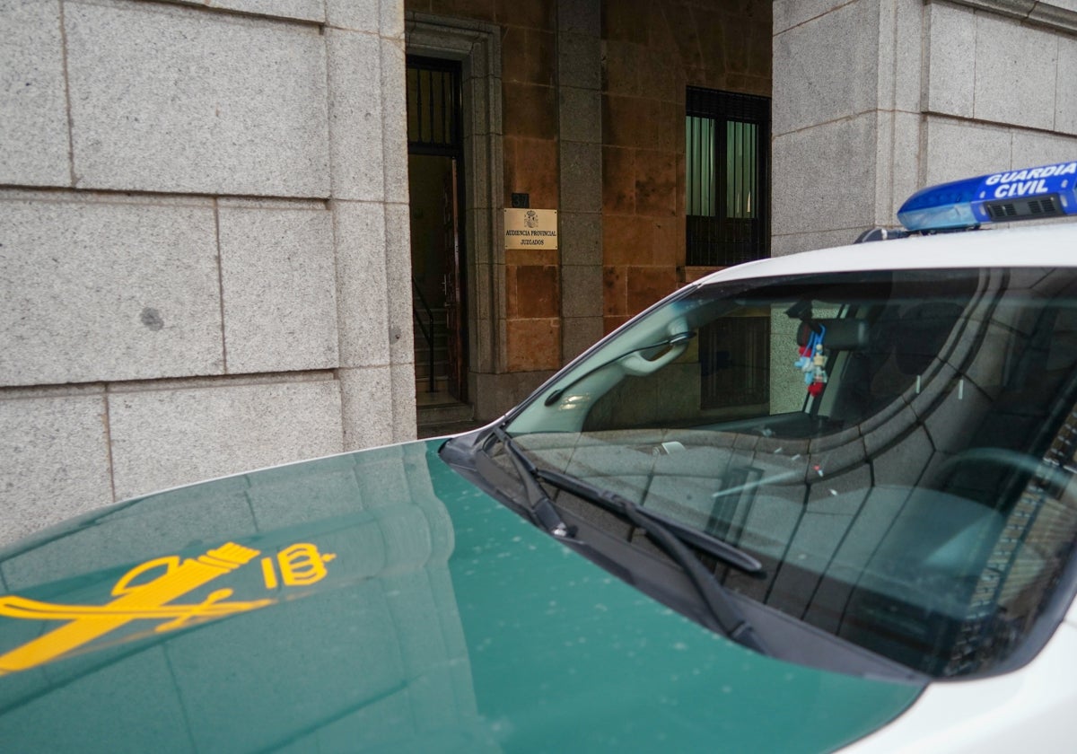 Una patrulla de la Guardia Civil en la Audiencia Provincial de Salamanca.