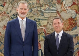 El Rey Felipe VI posa en audiencia junto al presidente de la Junta de Comunidades de Castilla-La Mancha, Emiliano García-Page.