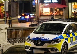 Un coche de la Policía Local, en una de las calles del centro de la capital.