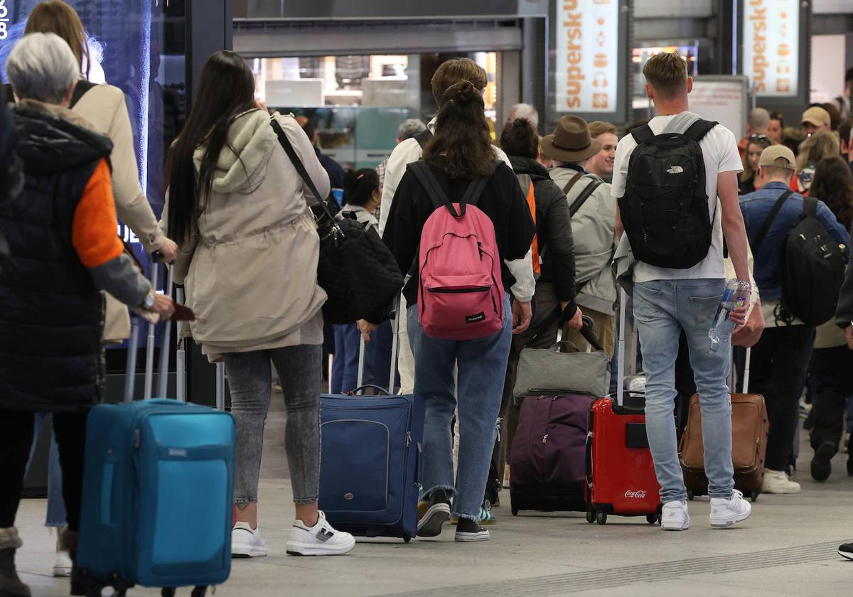 Varios jóvenes con maletas, a punto de hacer un viaje.