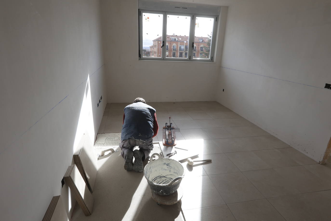 Un operario realiza unas reformas en una vivienda.