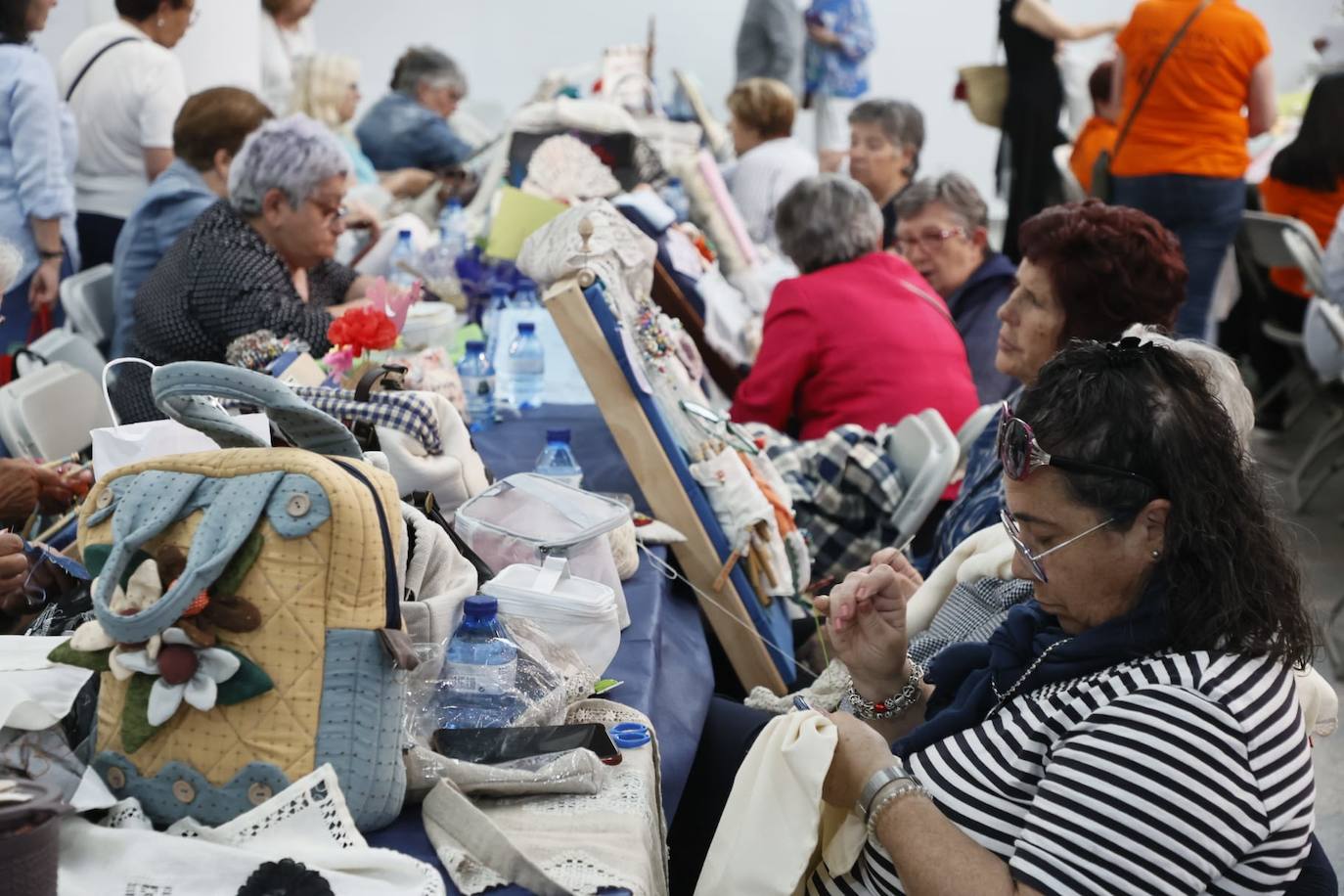 Un arte más allá de las puntillas: así ha sido el encuentro de bolillos por San Juan