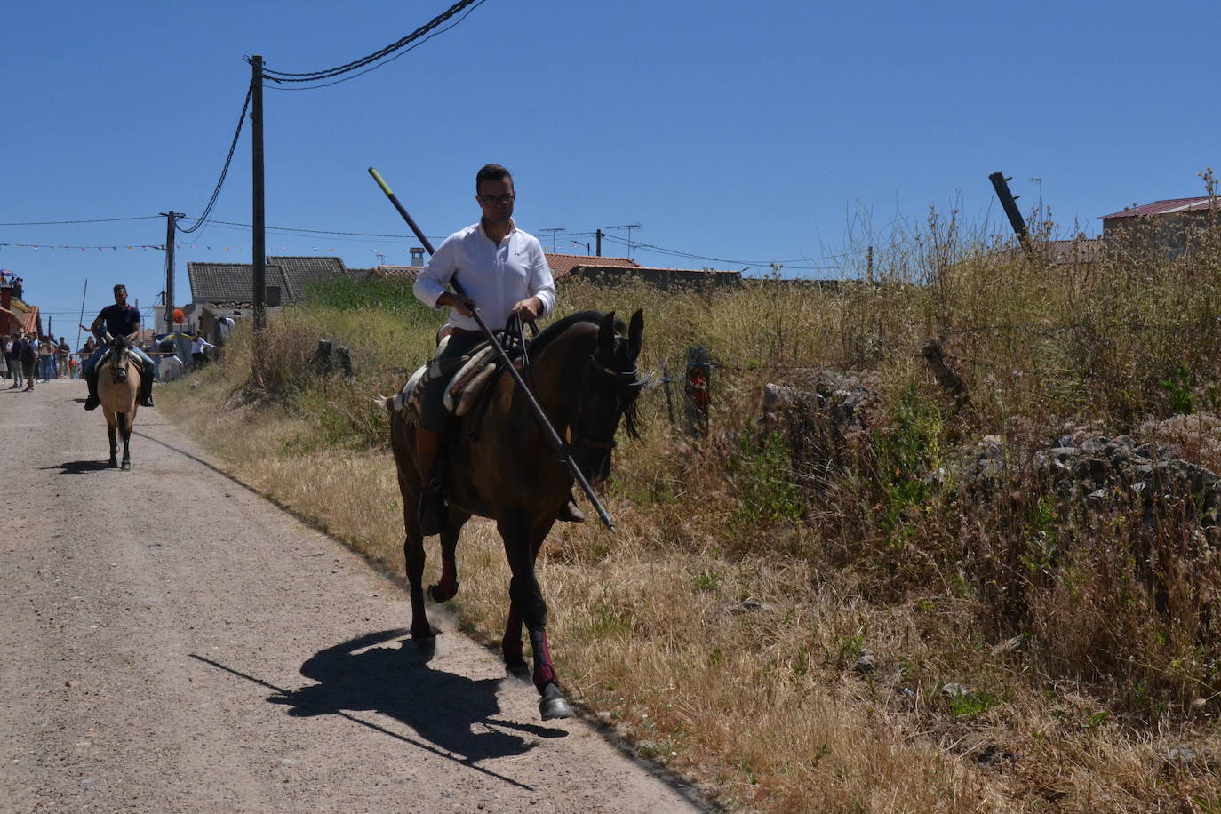 Rápido y vistoso encierro a caballo en Martín de Yeltes