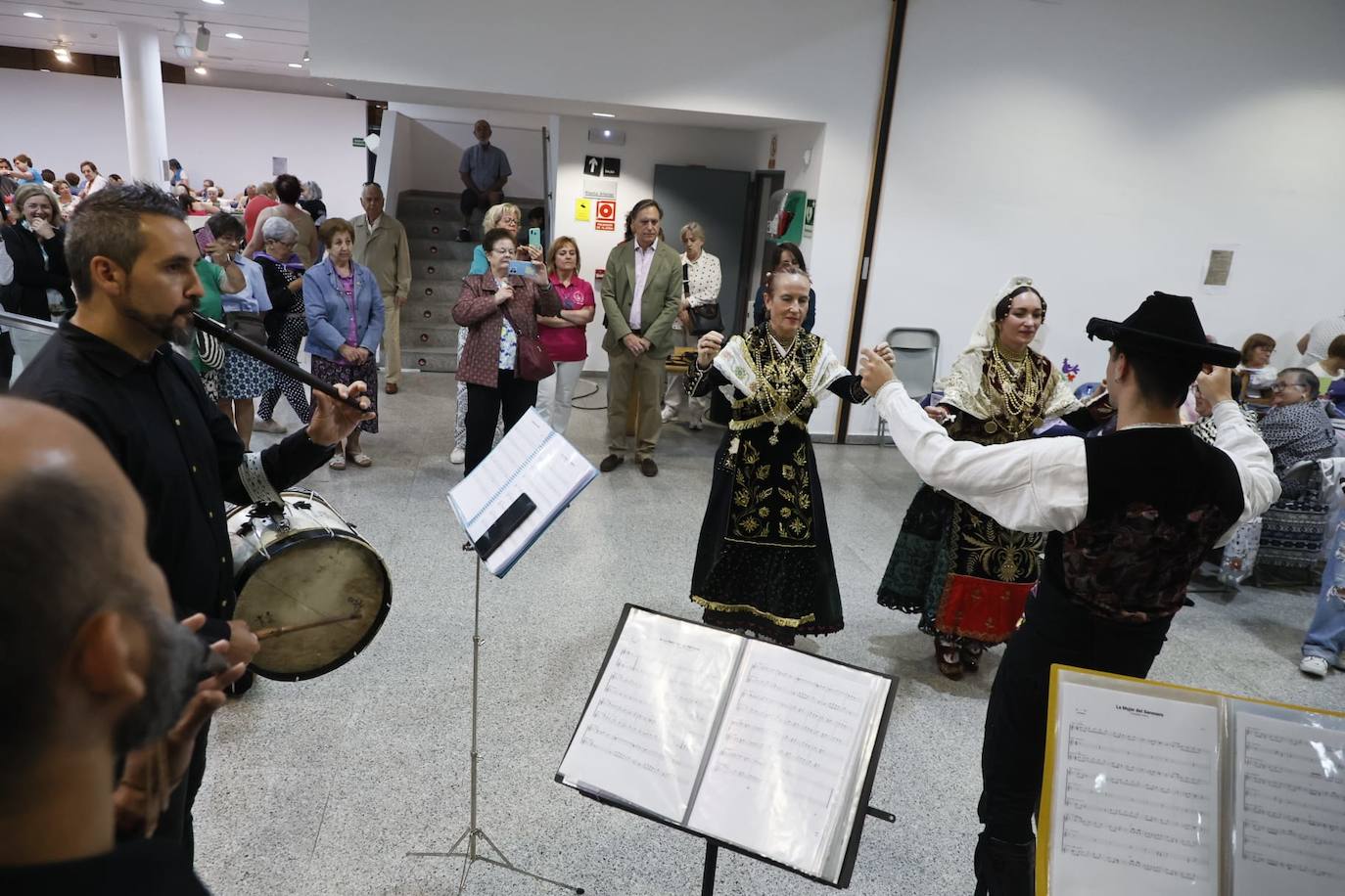 Un arte más allá de las puntillas: así ha sido el encuentro de bolillos por San Juan