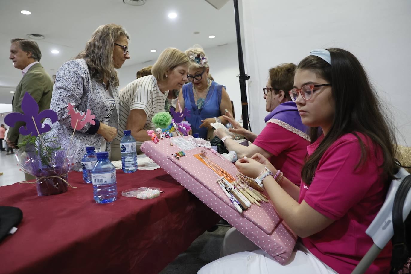 Un arte más allá de las puntillas: así ha sido el encuentro de bolillos por San Juan