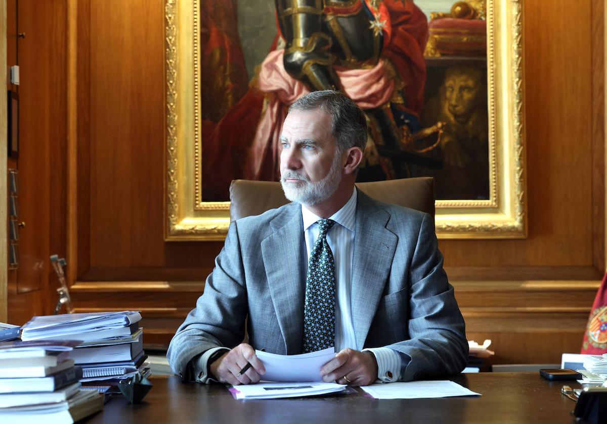 El Rey Felipe VI en su despacho del Palacio de la Zarzuela.