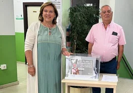 La concejala de mayores, María Isabel Macías, junto a un mayor del Centro municipal Juan de la Fuente