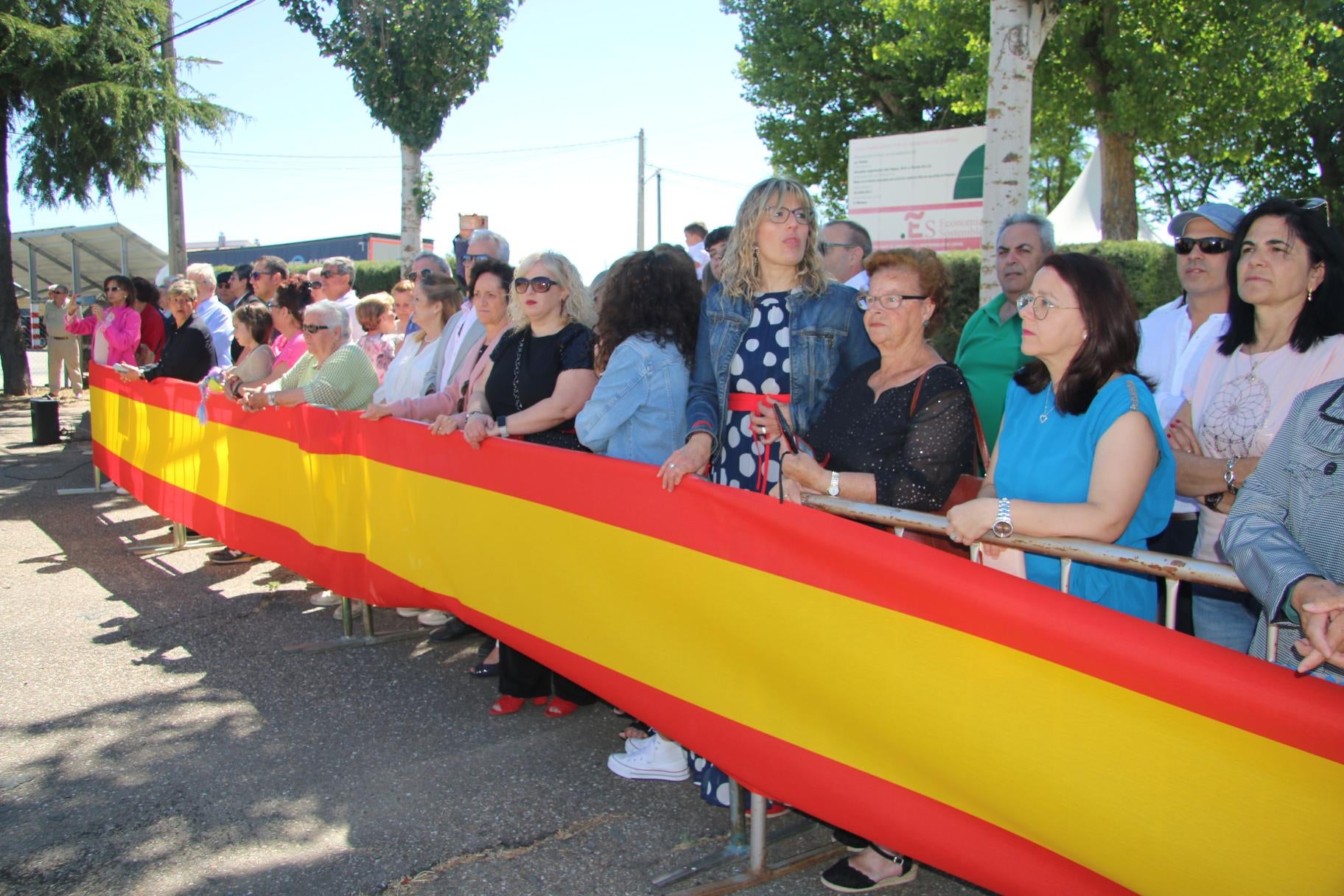 Todos al pie de la bandera en La Vellés