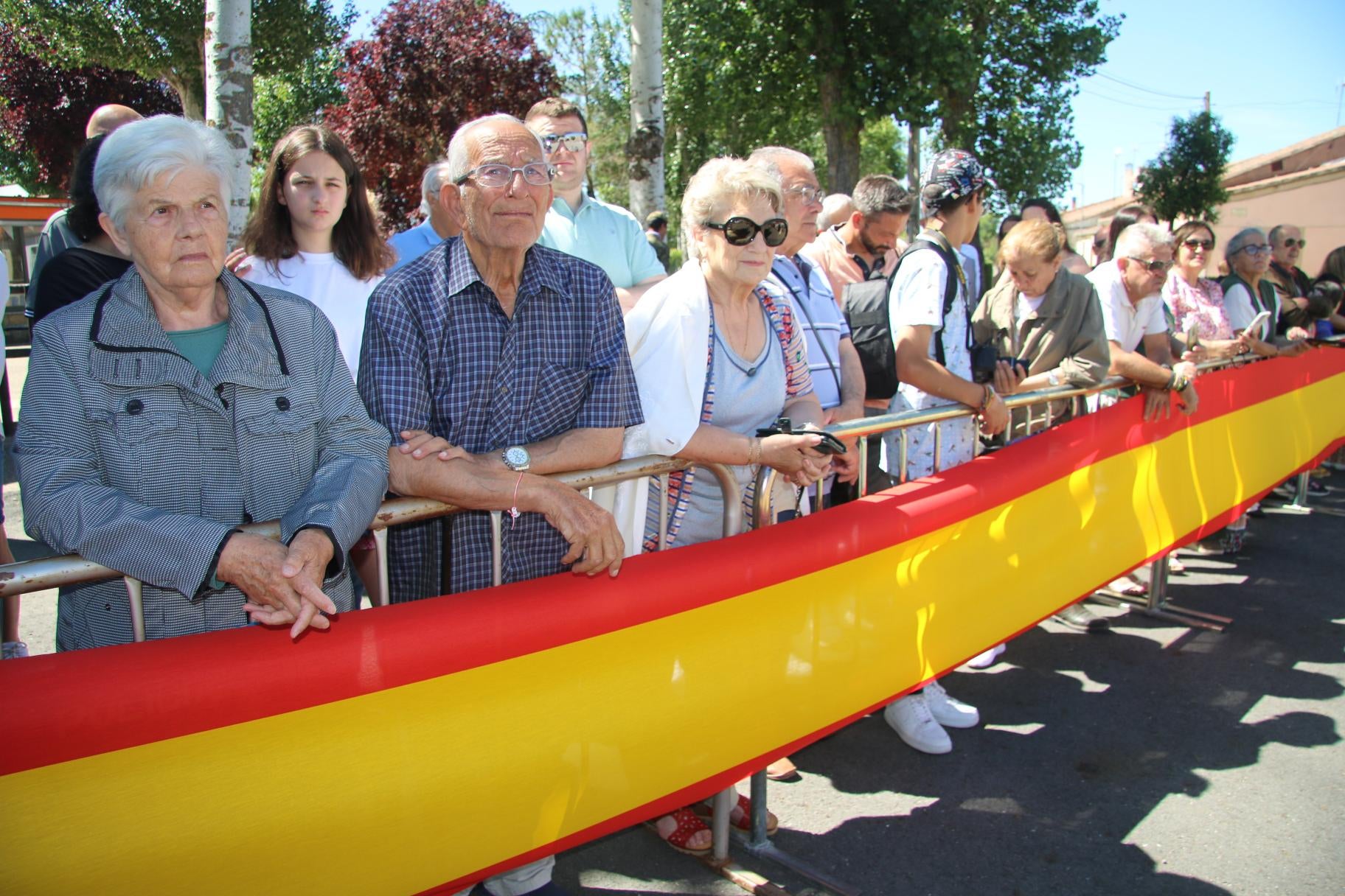 Todos al pie de la bandera en La Vellés