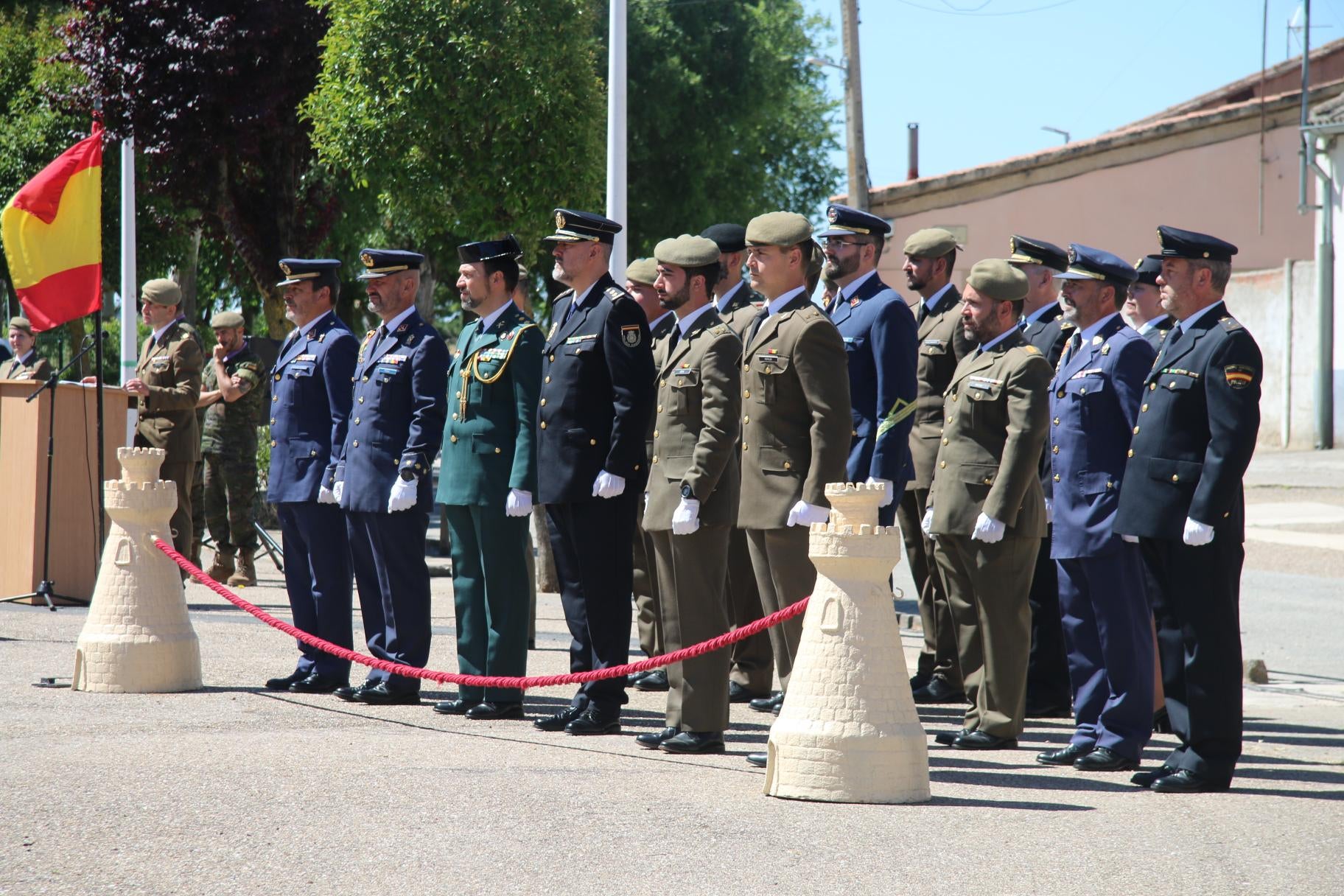 Todos al pie de la bandera en La Vellés