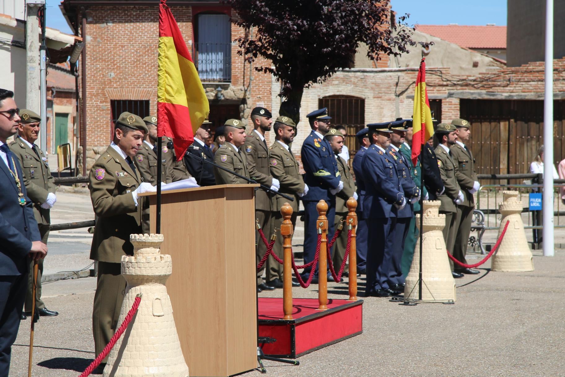 Todos al pie de la bandera en La Vellés