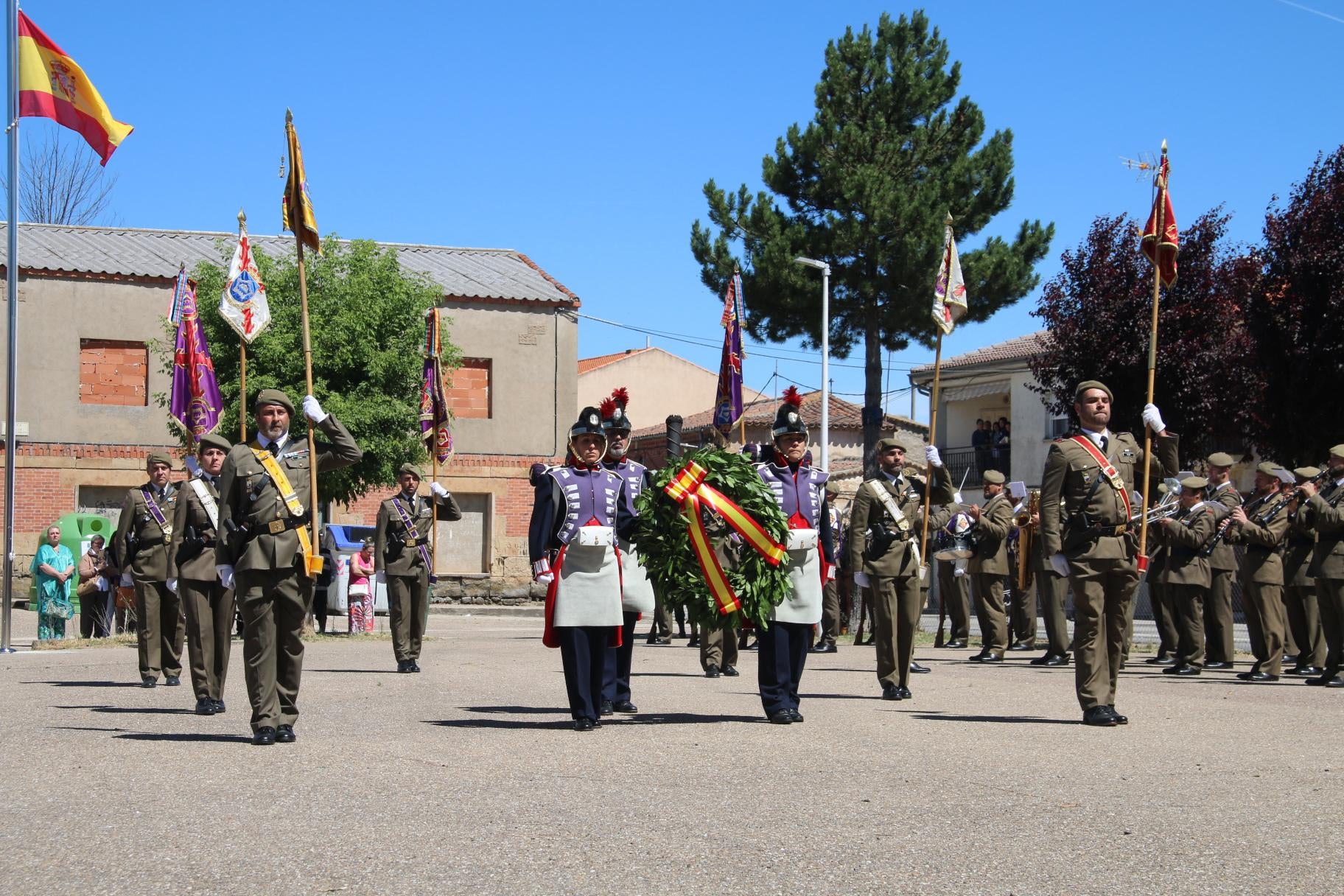 Todos al pie de la bandera en La Vellés