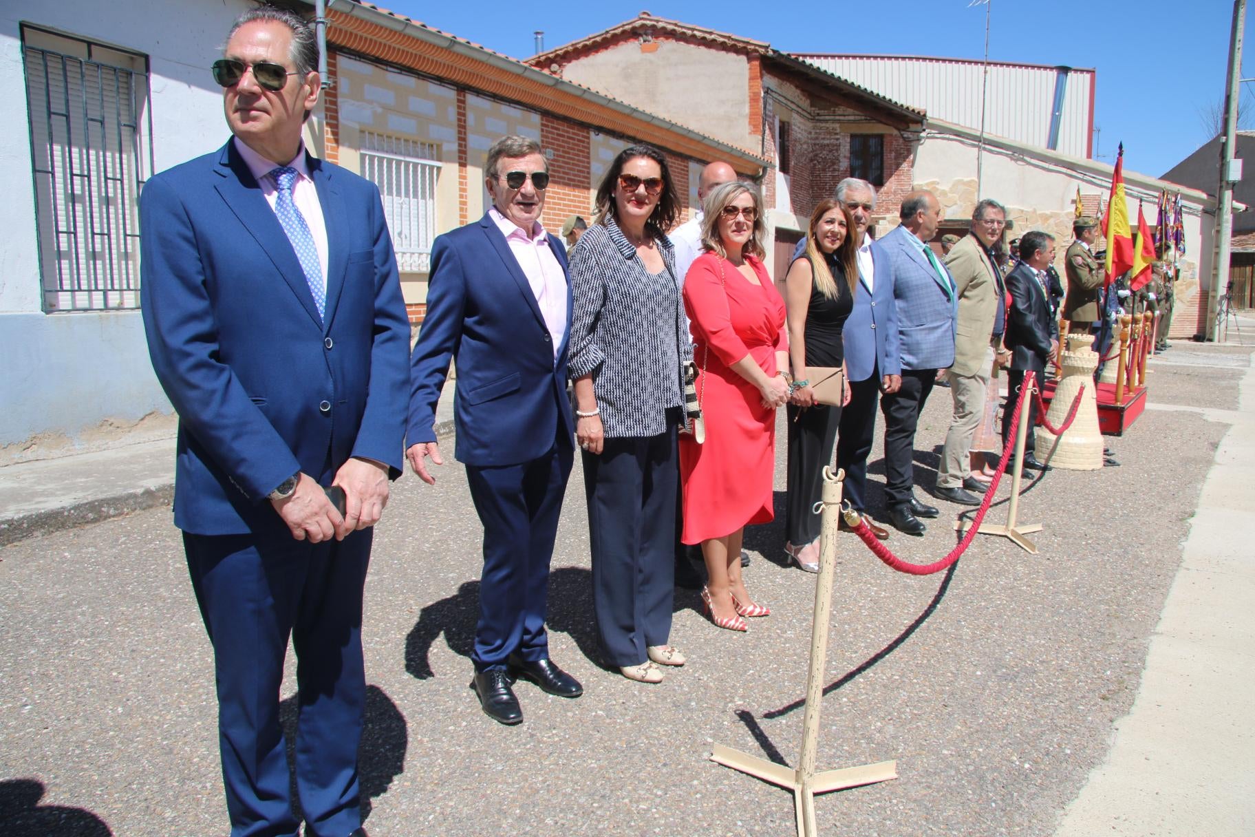 Todos al pie de la bandera en La Vellés