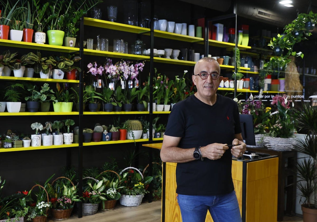 Luis Marcos del Pozo, gerente de Floristerías Bedunia, en uno de sus establecimiento.