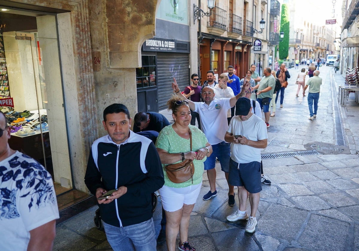 Aficionados haciendo cola bajo los soportales y en el comienzo de la calle Concejo para comprar sus entradas.