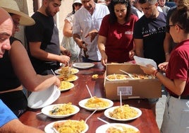 Un pueblo de Salamanca disfruta de una comida popular.