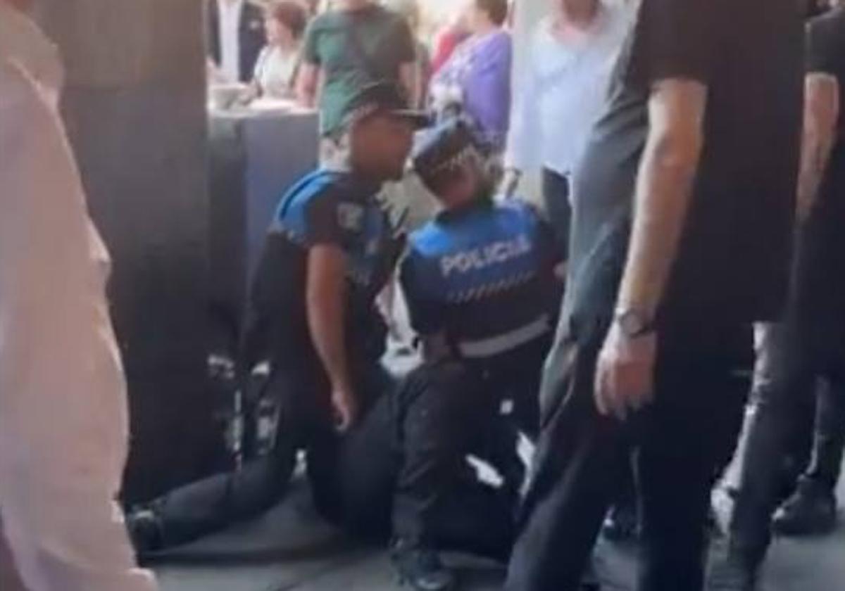 Los agentes de la Policía Local reducen al hombre en la Plaza Mayor.