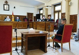 El acusado sentado ante el Tribunal en una sala de la Audiencia Provincial.