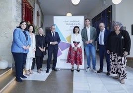 La consejera del Gobierno Vasco, junto a familiares y representantes de las víctimas en el acto de homenaje