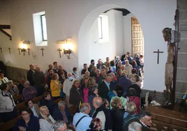 Los devotos pasaron ante la imagen del Cristo de Cabrera que se instaló en el interior del templo.