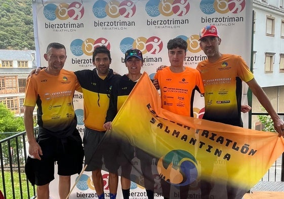 Los cinco competidores de la Escuela de Triatlón Salmantina en El Bierzo.