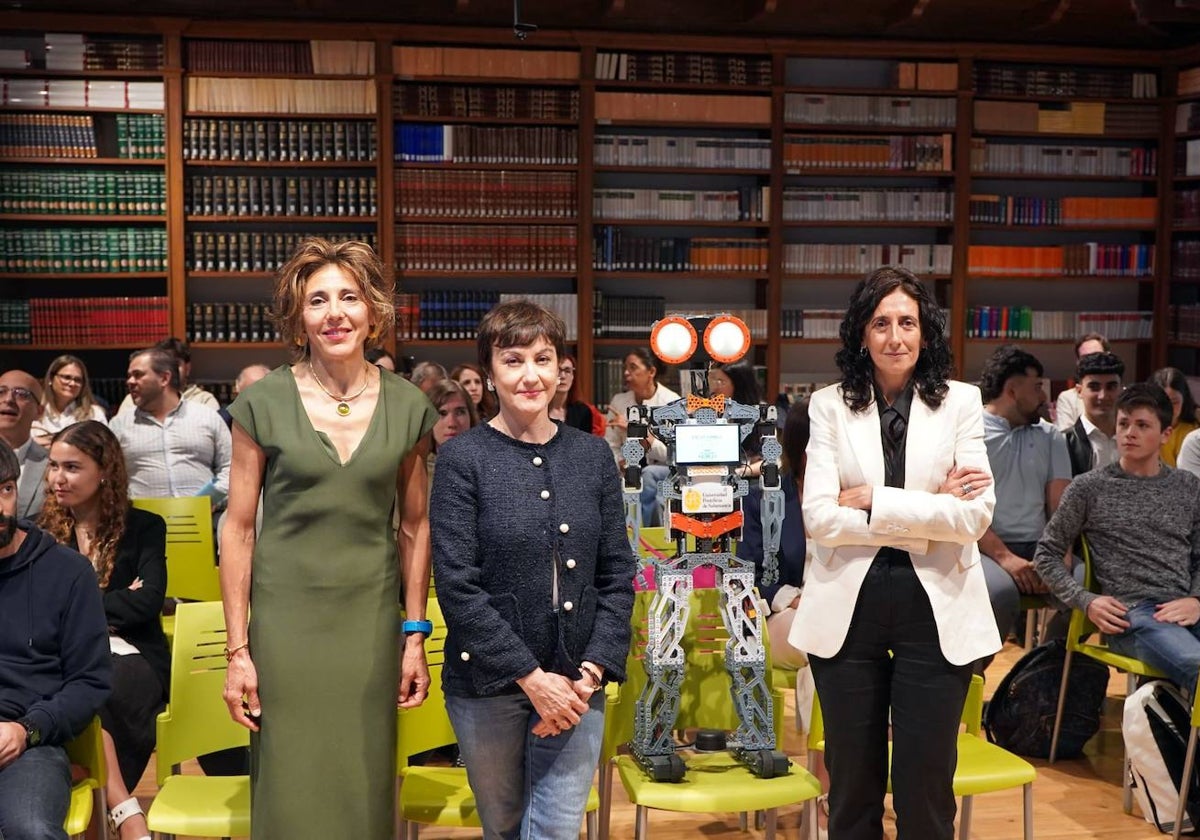 Ana Mª Fermoso, Teresa León y Montserrat Mateos, junto al robot.