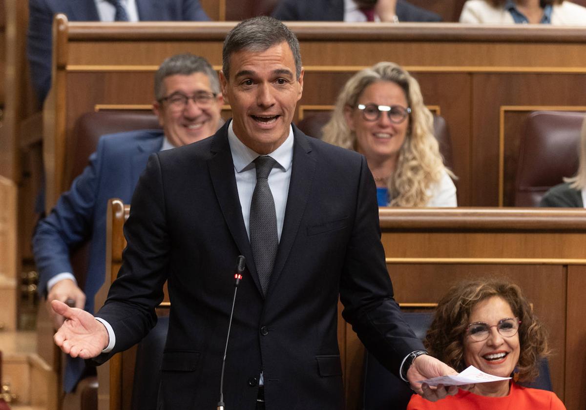 AMI defiende «sin ambages» el derecho a la libertad de información ante el plan de Sánchez contra algunos 'pseudomedios'