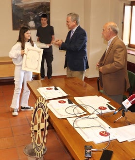 Imagen secundaria 2 - Diferentes momentos del acto, que tuvo lugar en el aula polivalente del centro municipal de cultura San Francisco.