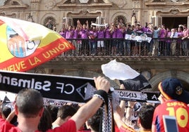 Los aficionados del Salamanca UDS celebran el ascenso en la Plaza Mayor.