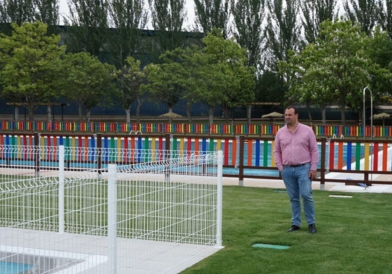 David Mingo en el interior del recinto de las piscinas recién renovadas.