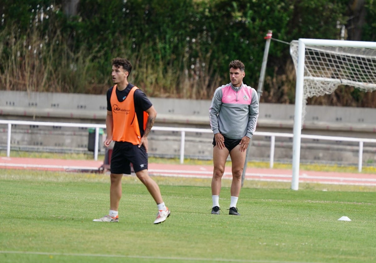 Espina, junto a Pablo Fernández en el entrenamiento de este jueves.