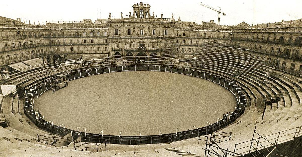 Jardines, corridas de toros o grandes ferias: así ha cambiado la Plaza Mayor de Salamanca en los últimos años