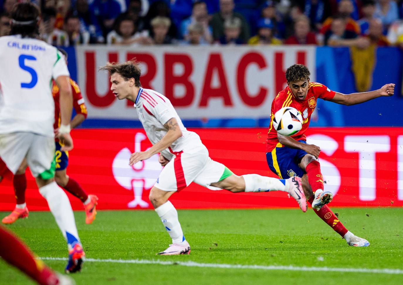 Lamal este jueves con España en el choque ante Italia.