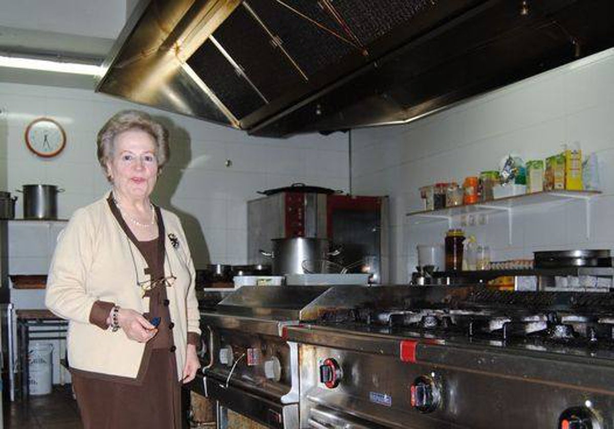 María Hernández Alonso junto a los fogones de la cocina de su restaurante hace años.