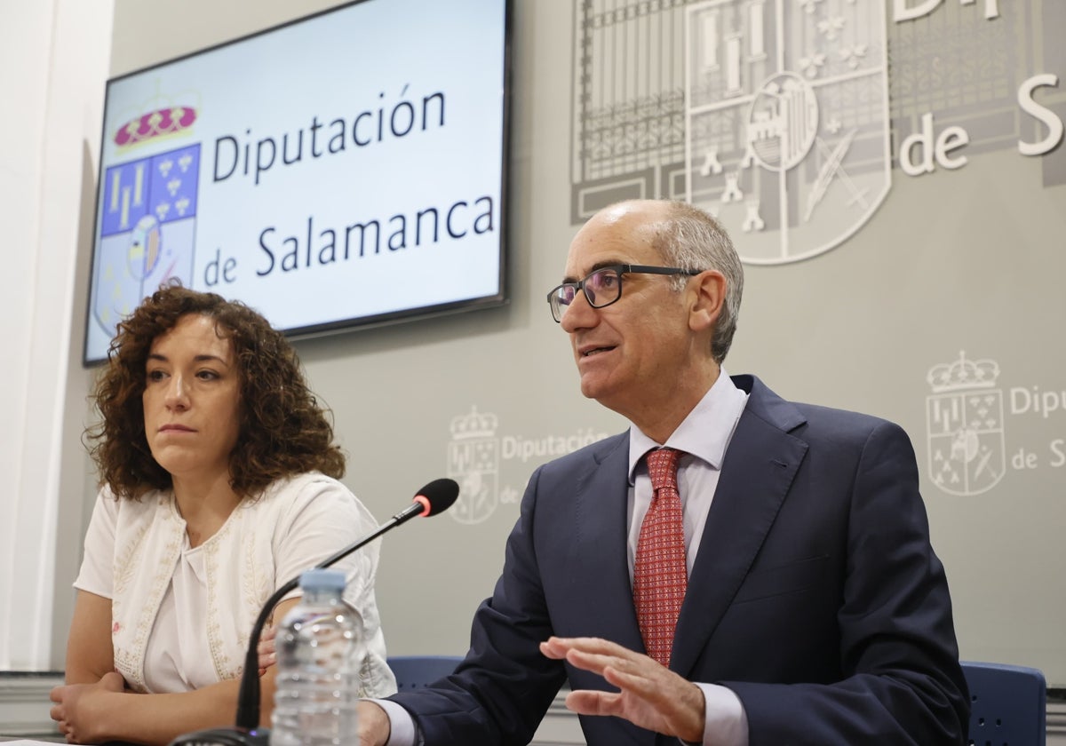 La diputada de Medio Ambiente, Pilar Sánchez, y el presidente de la Diputación de Salamanca, Javier Iglesias.