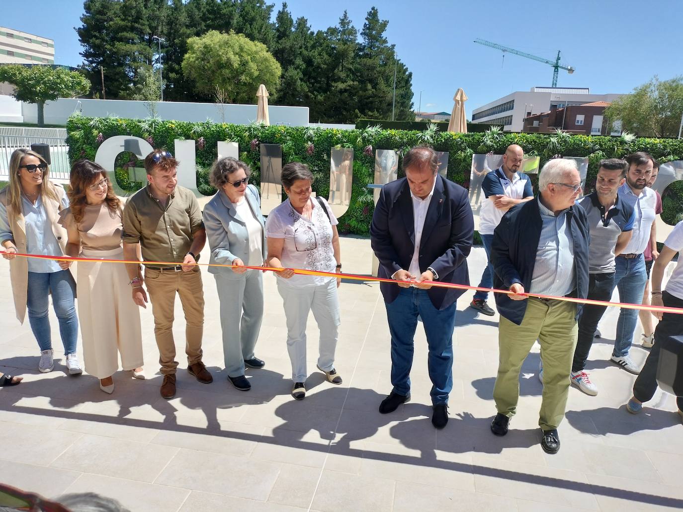 Guijuelo abre sus nuevas piscinas con homenaje a los alcaldes que las impulsaron en los años 70