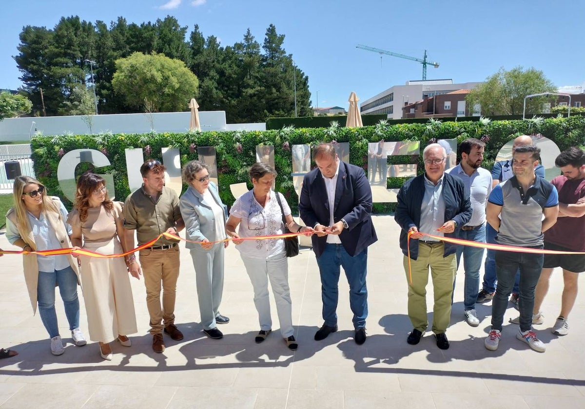 Guijuelo abre sus nuevas piscinas con homenaje a los alcaldes que las impulsaron en los años 70