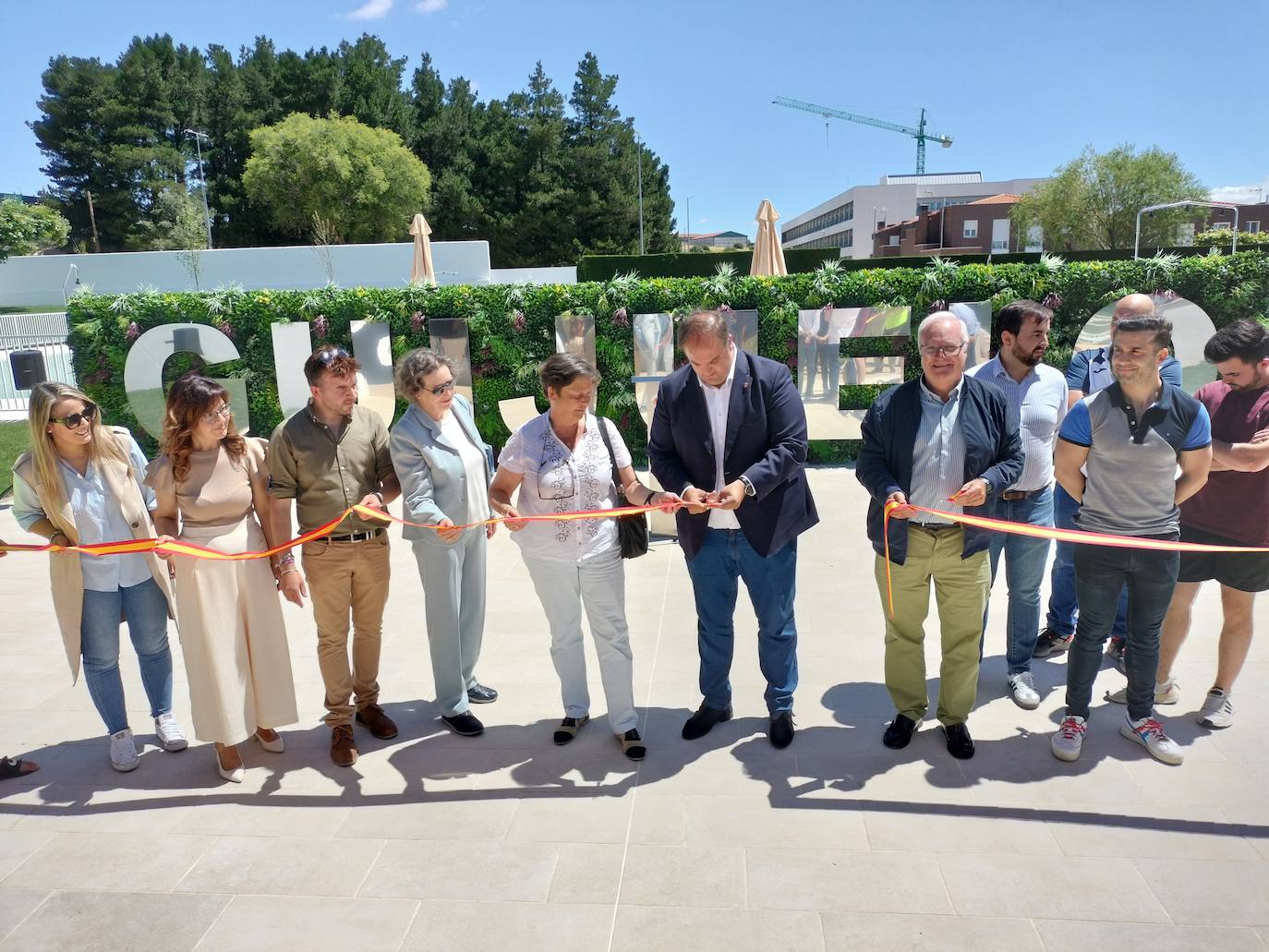 Guijuelo abre sus nuevas piscinas con homenaje a los alcaldes que las impulsaron en los años 70