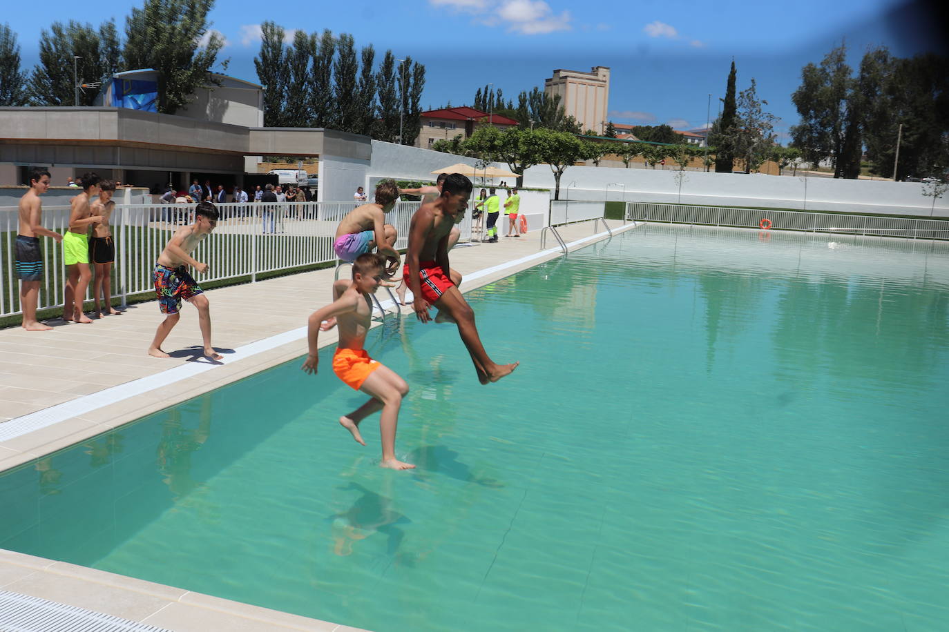 Guijuelo abre sus nuevas piscinas con homenaje a los alcaldes que las impulsaron en los años 70